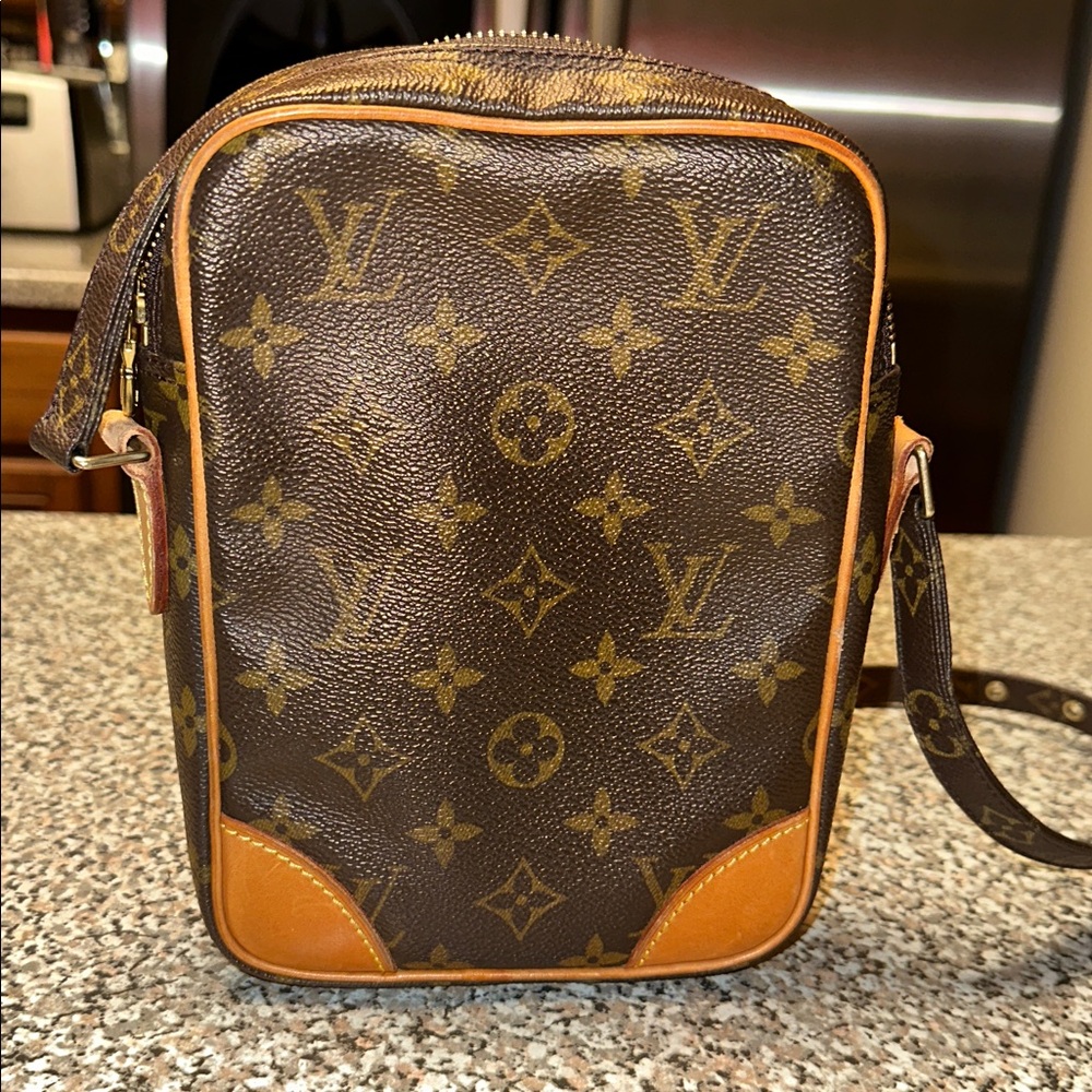Louis Vuitton Crossbody Danube Bag - Picture 3 of 11